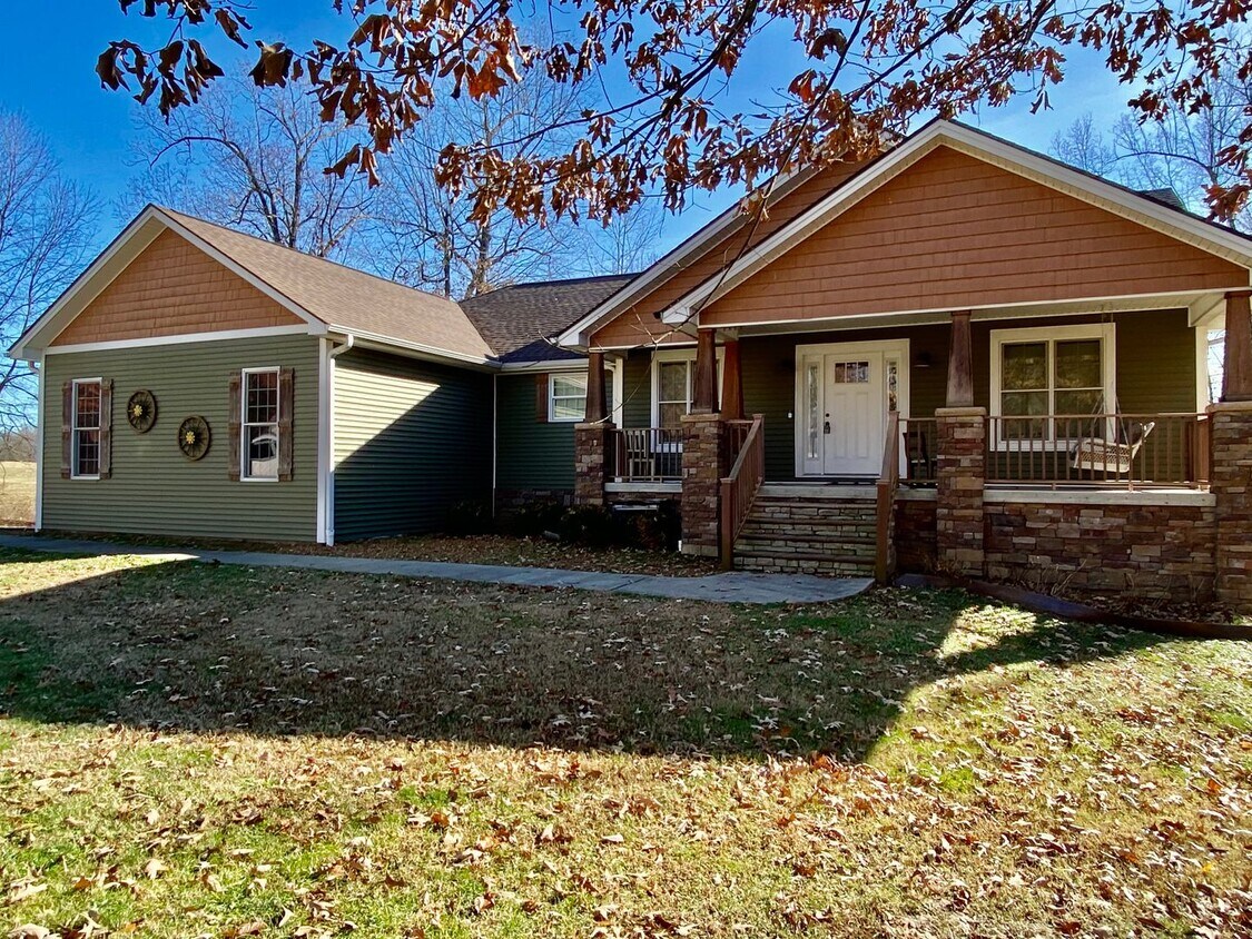 5 bedroom - 3 bath Farm House - 251 Woodview - 5 bedroom - 3 bath Farm House  - 251 Woodview