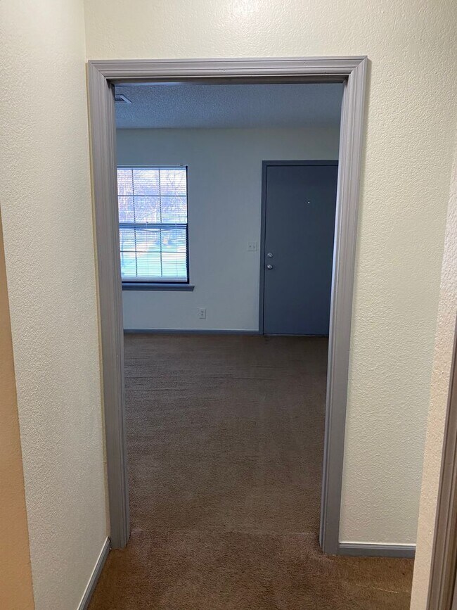 Foto del edificio - 2 Bed 1 Bath 1 Car Garage Duplex in Centra...
