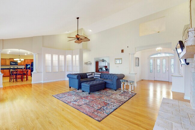 Building Photo - 201 Slalom Ct
