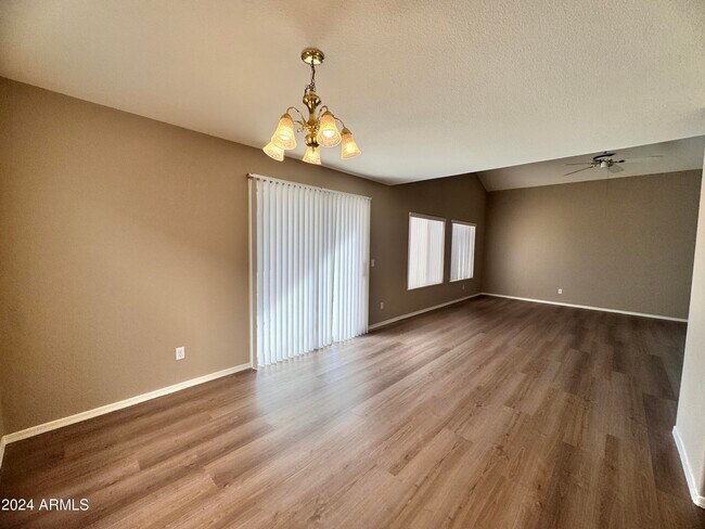 Foto del edificio - 10453 N 76th Dr