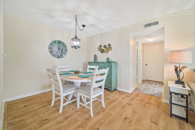 Building Photo - * Renovated 1/1 Condo ~ Annual Lease, Whis...