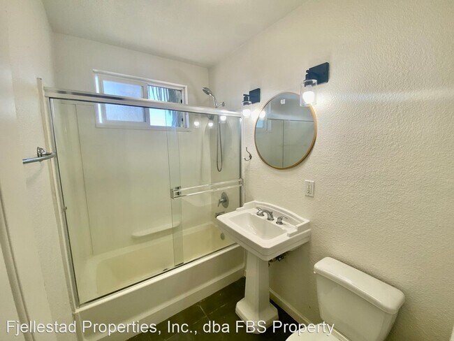 Building Photo - 1 br, 1 bath House - 2556 Chicago Street #37
