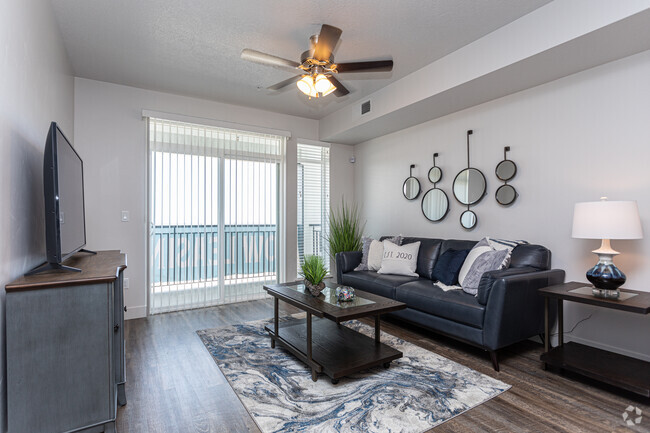 1BR, 1BA - 699 SF - Seasons at Southpoint