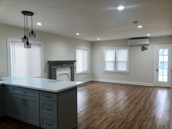 Building Photo - 256 S Alexandria Ave