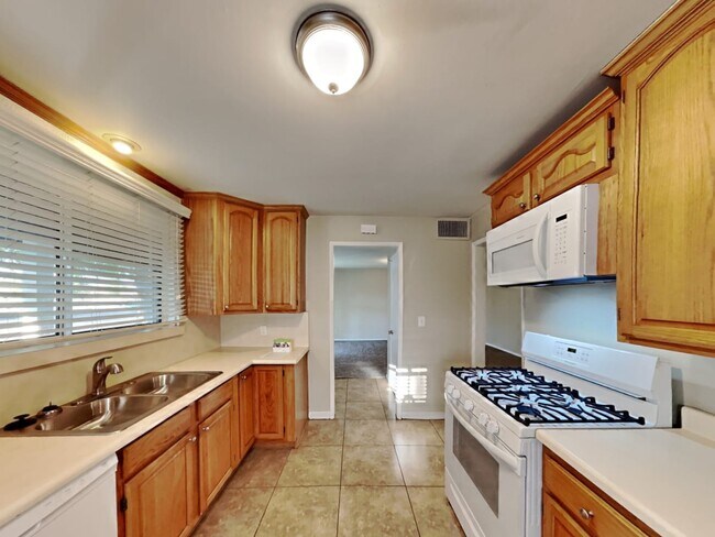 Building Photo - 3036 W Elm St