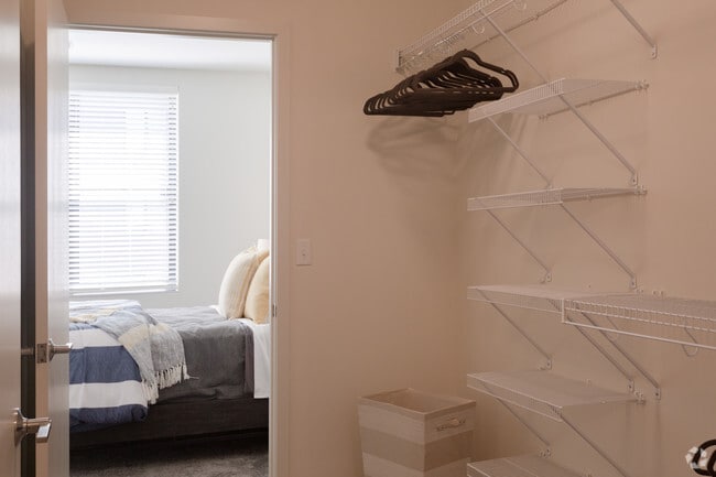 2BR, 2BA - E - Statesman Apartments