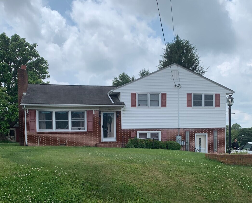 1045 Fisher Rd, Wytheville, VA 24382 House Rental in Wytheville, VA