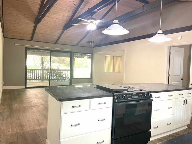 Building Photo - Single story golf course 3/2 home in Lake ...