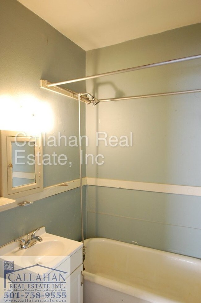 Building Photo - Midtown/Hillcrest area Apartment