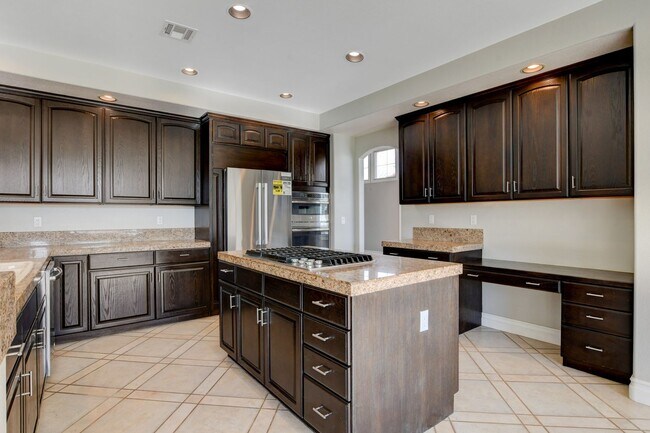Foto del edificio - COMING SOON!! $1000 off 1st months Rent Guard-Gated Golf Course Living on the 14th Green!