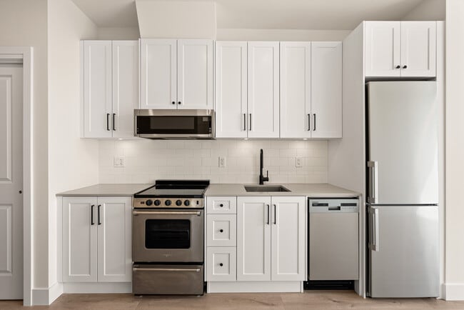 Photo du bâtiment - 6045-6045 Chilliwack River Rd