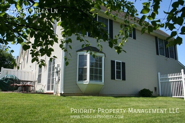 Foto del edificio - Charming 3-Bedroom Townhouse with Hardwood...