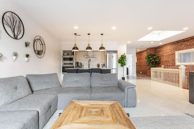 Building Photo - 4107 R. Saint-Denis