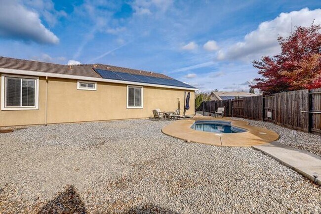 Building Photo - Beautiful Single Story 4 Bedroom Located i...