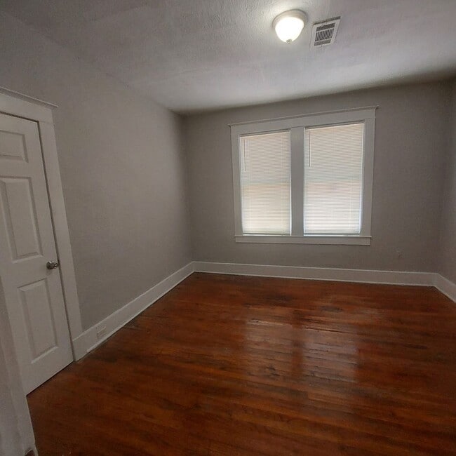 Building Photo - 888 N Willett St