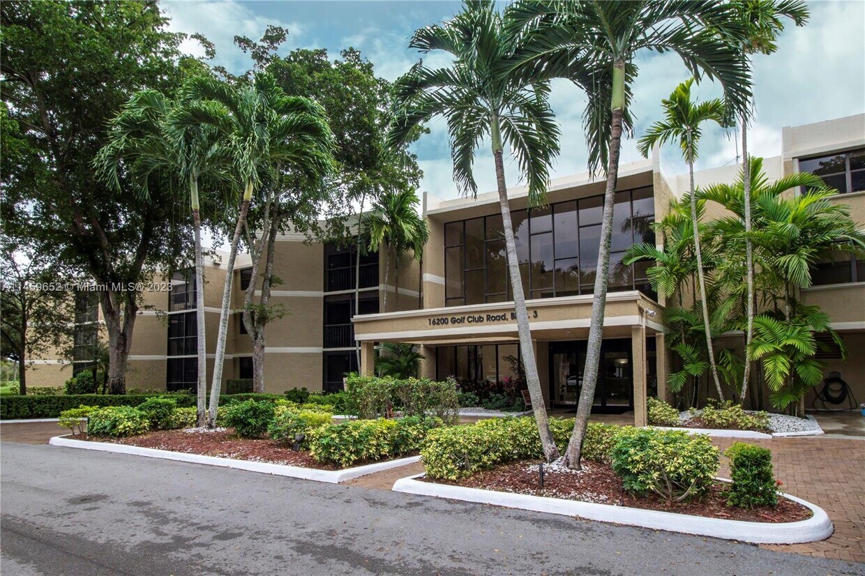 Foto principal - 16200 Golf Club Rd