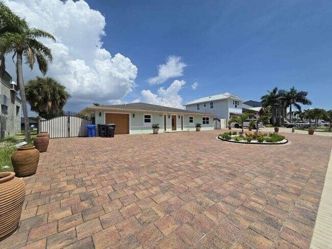 Foto del edificio - 3927 E Eden Roc Cir