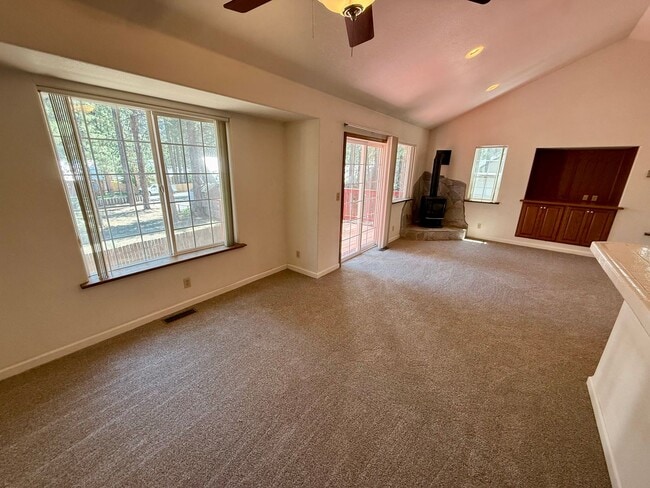 Building Photo - Pet friendly 3 bed 2 bath townhouse for re...