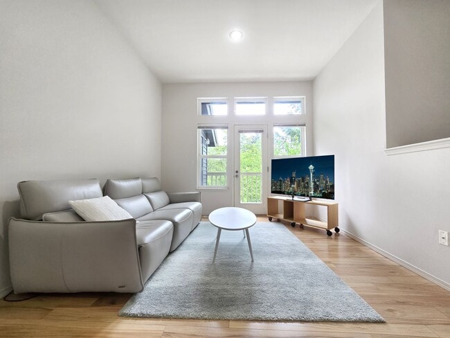 Building Photo - Spacious 3-Bed, 3-Bath Home with Lower Lev...