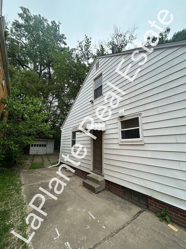Building Photo - 3341 Douglas Rd