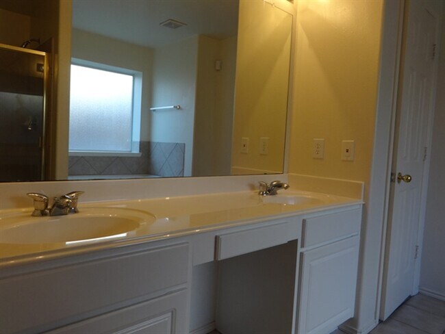 Foto del edificio - 14750 Autumn Glen Ct