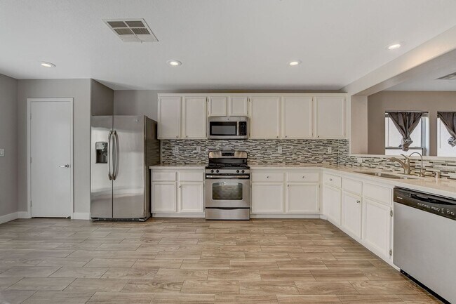 Foto del edificio - Totally Updated Solar Powered 4 Bedroom! Bedroom and Bath Downstairs!