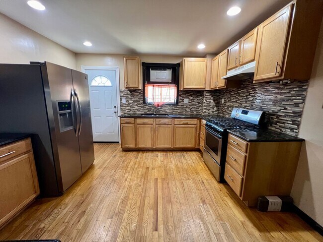 Building Photo - 2-Bedroom Townhome with Finished Basement!...