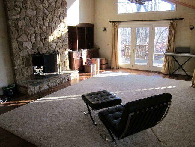 Foto del edificio - Gorgeous 3-Bedroom in Western Guilford District