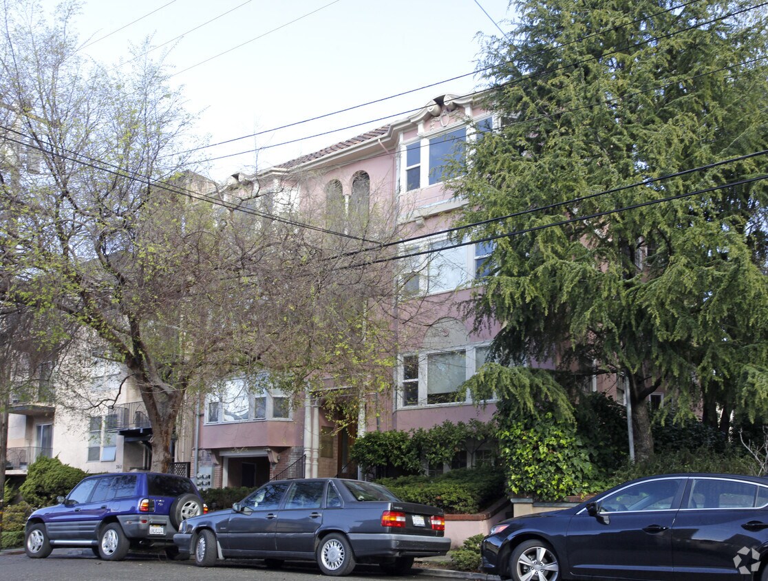 Building Photo - 370 Belmont St
