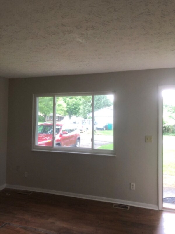 Foto del edificio - 4915 Woodsend Rd