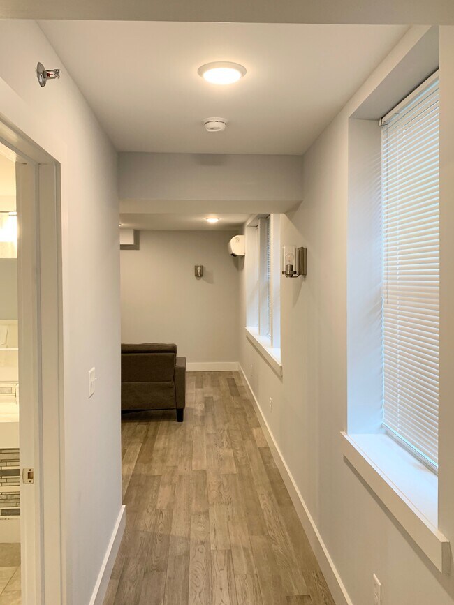 Building Photo - 107 S Albany St