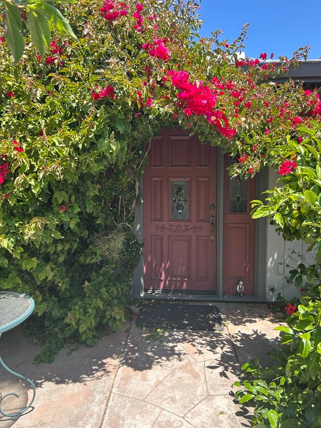 Primary Photo - 1060 Waring St