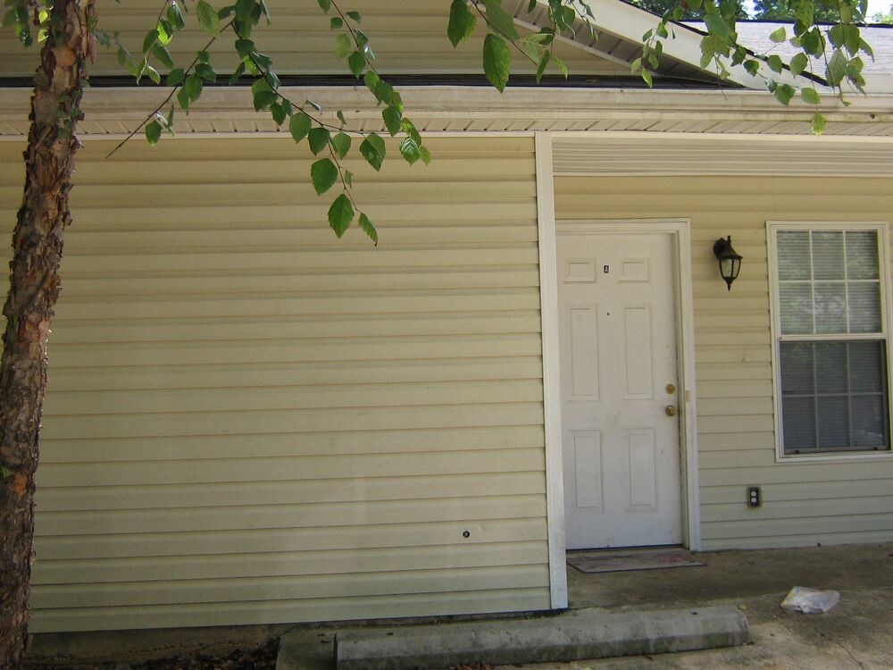 Foto principal - 2 Bedroom 2 bath townhome