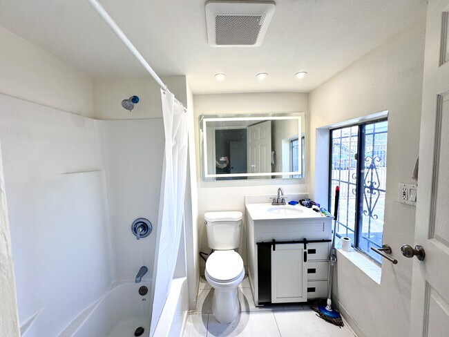 Foto del edificio - 701 W 30th St