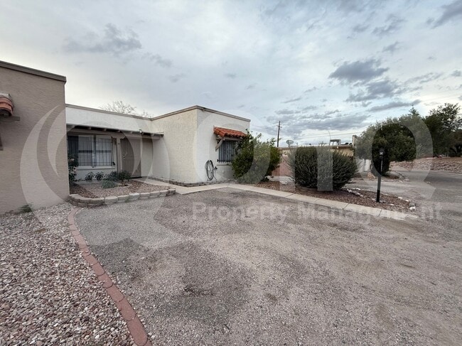 Building Photo - 2650 S Oakenshield Way