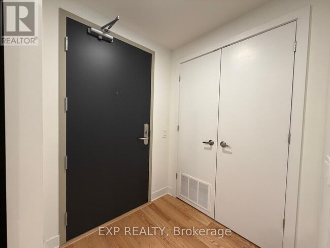 Building Photo - 180 George St