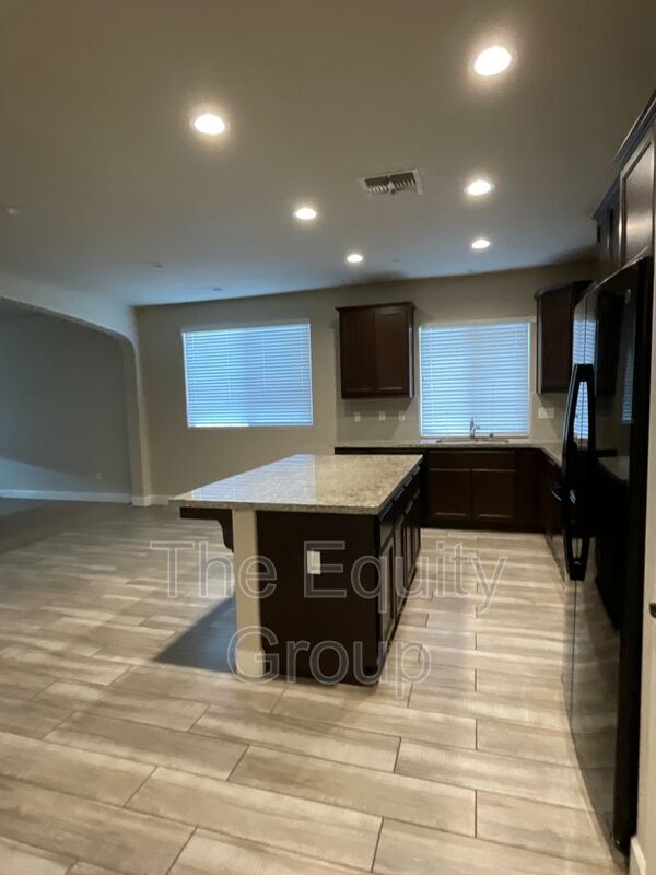 Building Photo - 575 Montana De Oro St