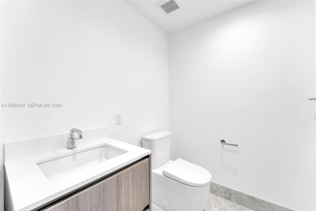 Building Photo - 9221 E Bay Harbor Dr