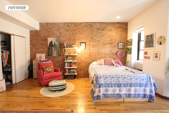 Building Photo - 146 W 70th St