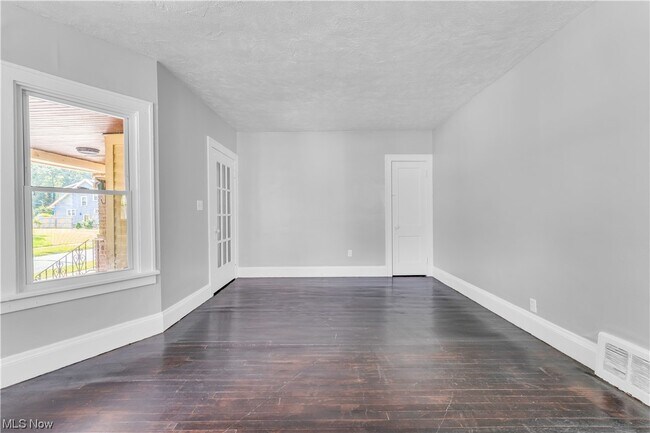 Building Photo - 860 Greyton Rd
