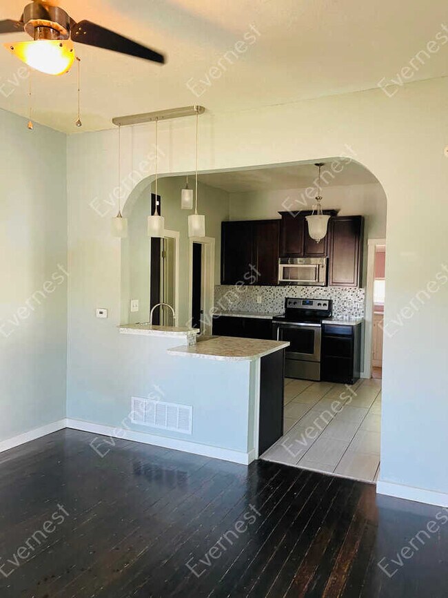 Building Photo - 2-Bed/1-Bath House Charming Home with Fenced Yard/ Available Soon!