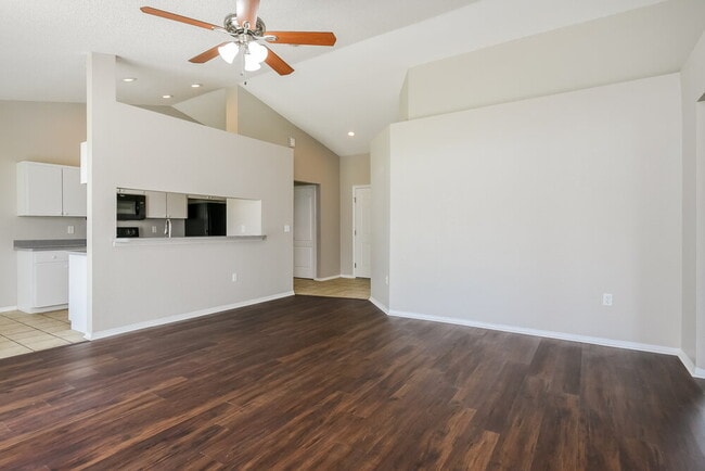 Building Photo - 600 Willet Cir