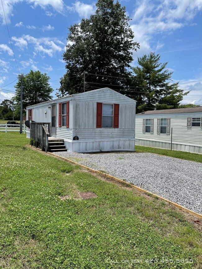 Building Photo - 230 Valley Dr
