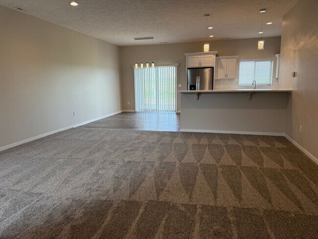 Foto del edificio - Brand New Spacious 2-Story with 3 bedrooms...