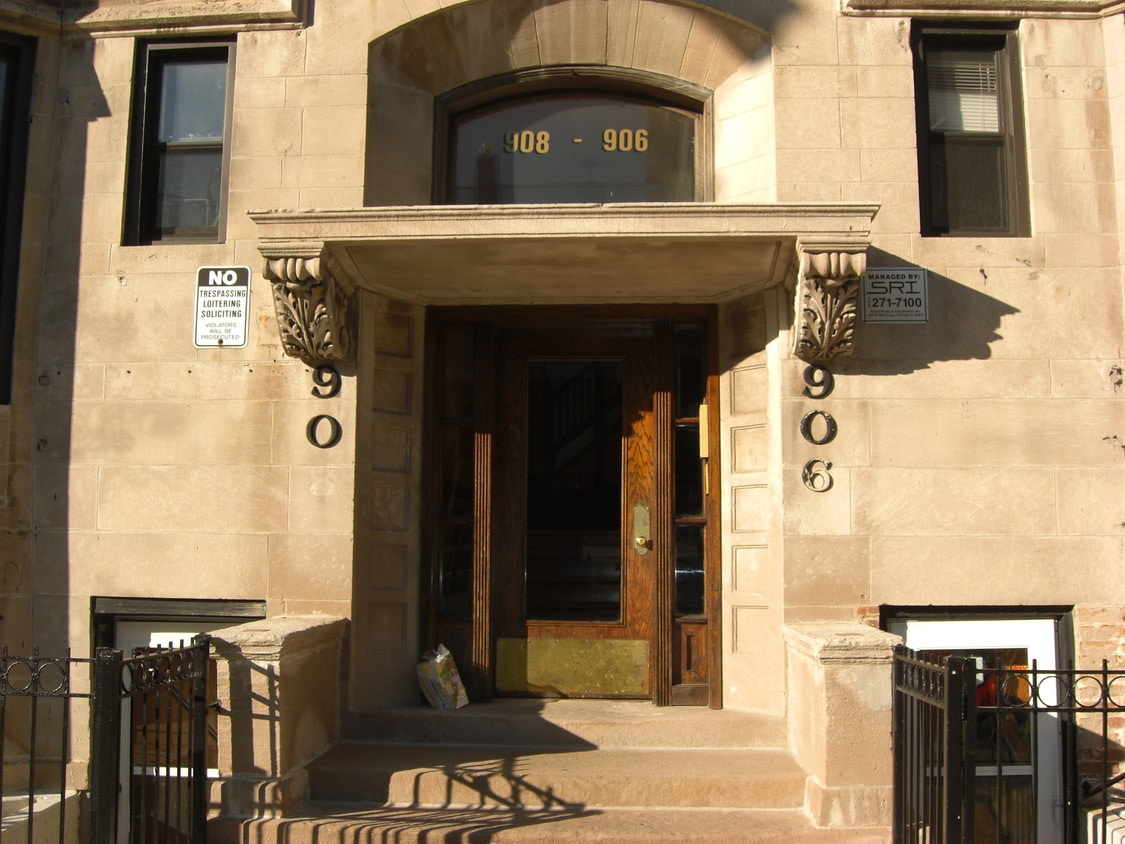 Primary Photo - 906 W Montrose Ave