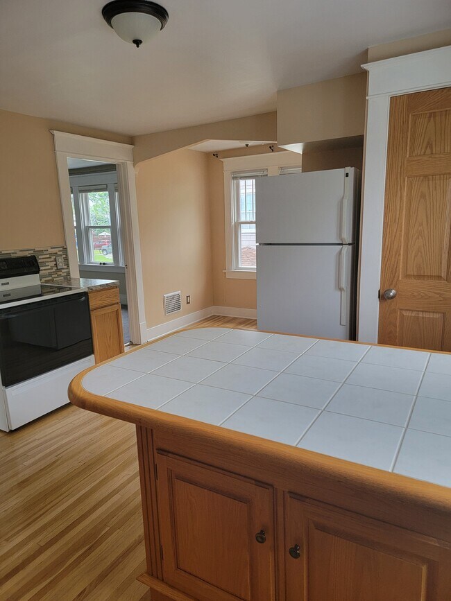 Kitchen - 33 Ilion St