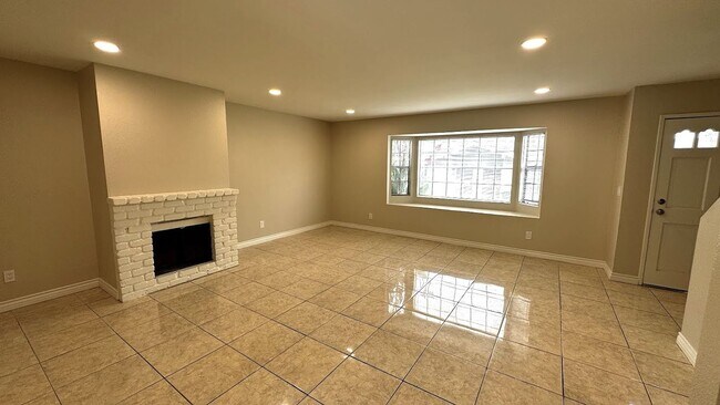 Foto del edificio - Newly Renovated Spacious 3-Bedroom Townhom...