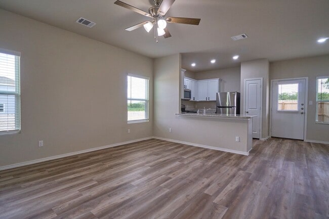 Building Photo - Hunters Ranch Beauty! 3 Bedroom 2 1/2 Bath Townhome