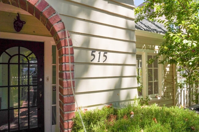 Building Photo - Stunning 4 Bedroom Home In Sought After Pi...