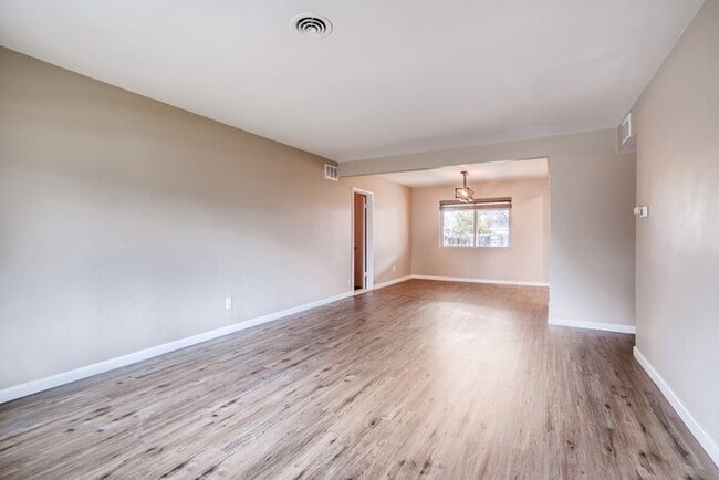 Building Photo - 1054 N Revere St